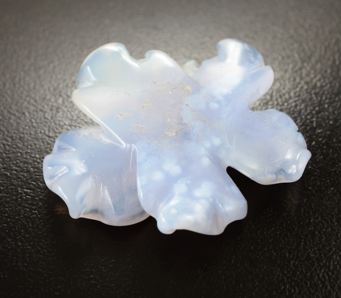 Крупный резной халцедон 38,37 карата