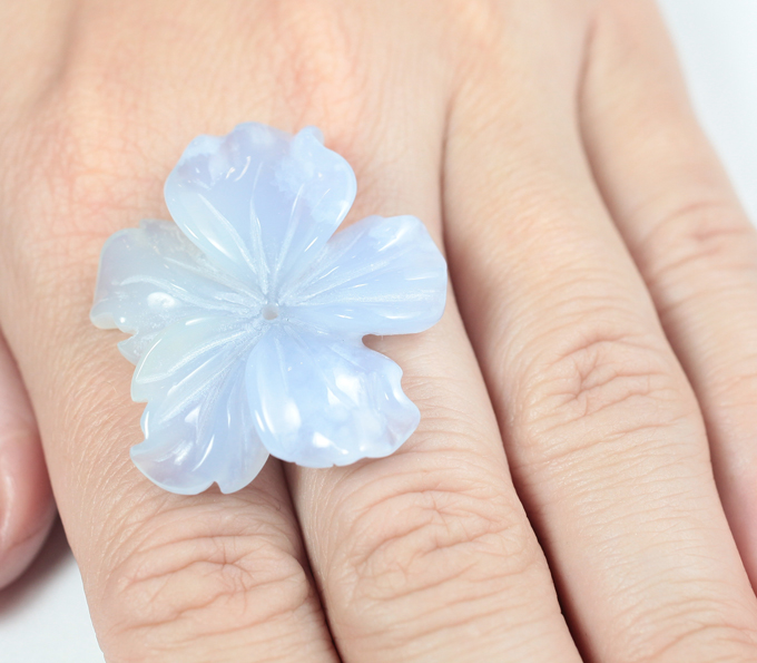 Крупный резной халцедон 38,37 карата