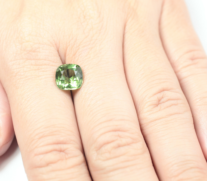 Open color grade! Чистейший «неоновый» зеленый турмалин 3,26 карата