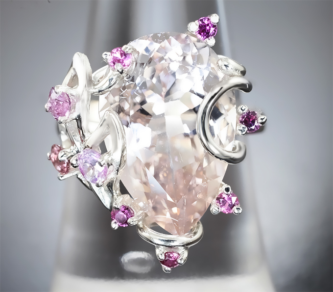 Кольцо с морганитом 8,23 карата и розовыми сапфирами
