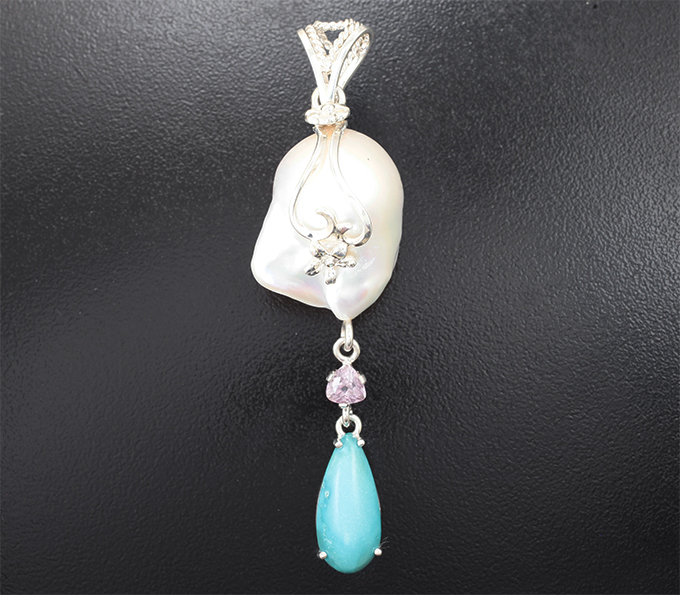 Серебро 925 Кулон с кабошоном армянской бирюзы 4,58 карата, чистейшим розовато-пурпурным диаспором 0,7 карата и крупной морской жемчужиной барокко 36,78 карата