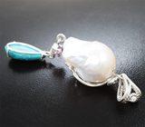 Кулон с кабошоном армянской бирюзы 4,58 карата, чистейшим розовато-пурпурным диаспором 0,7 карата и крупной морской жемчужиной барокко 36,78 карата Серебро 925