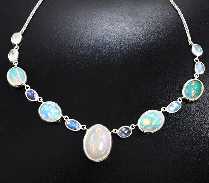 Колье с кристаллическими эфиопскими опалами 16,49 карата и лунным камнем 9,63 карата