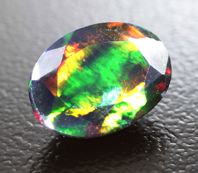 Ограненный черный опал 1,56 карата