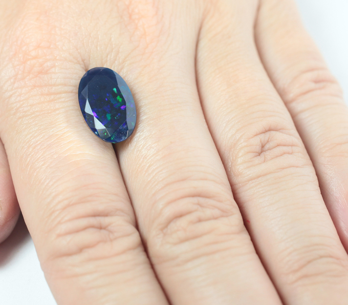 Ограненный черный опал 3,7 карата