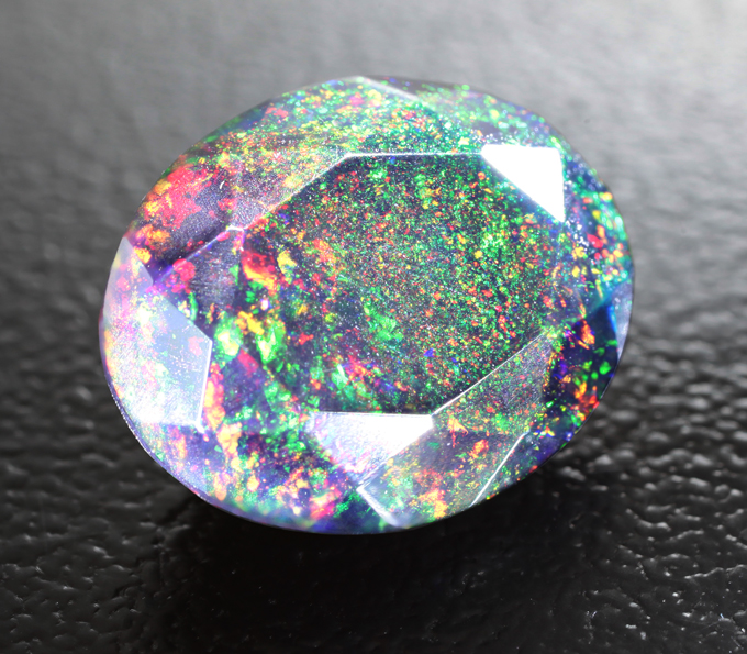 Ограненный черный опал 3,19 карата