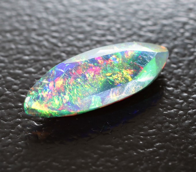 Ограненный черный опал 0,43 карата