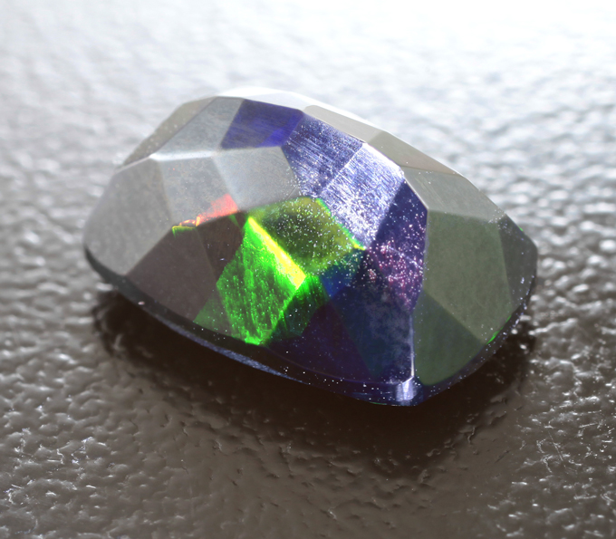 Ограненный черный опал 2,68 карата