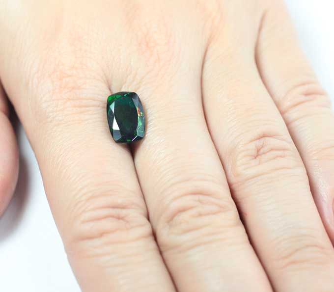 Ограненный черный опал 2,68 карата