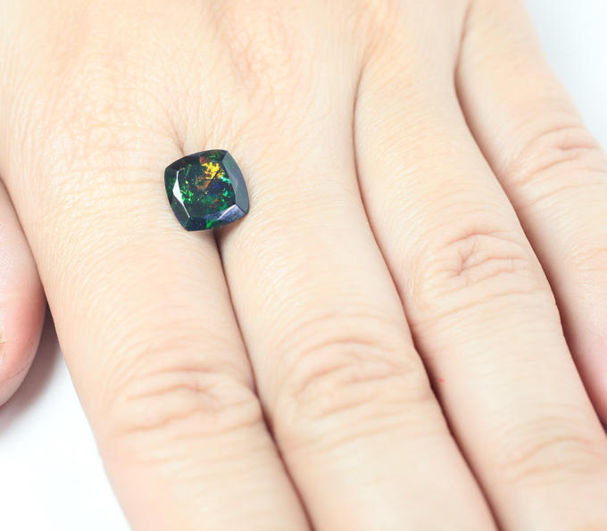 Ограненный черный опал 1,69 карата