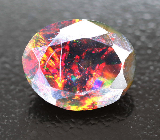 Ограненный черный опал 1,67 карата