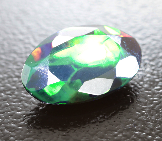 Ограненный черный опал 1,42 карата