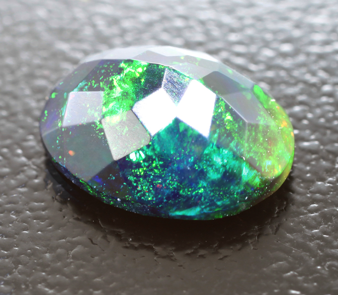 Ограненный черный опал 1,54 карата