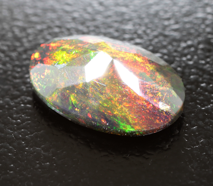 Ограненный черный опал 1,87 карата