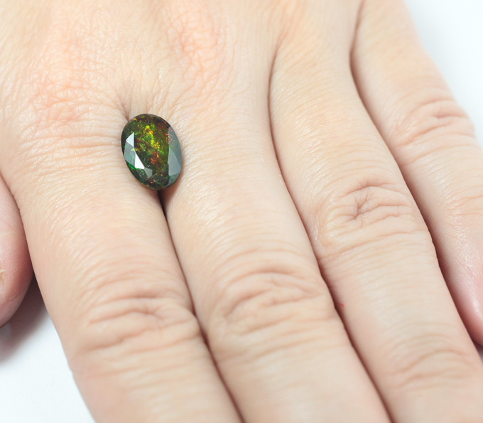 Ограненный черный опал 1,87 карата