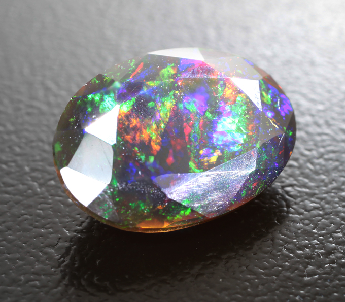 Ограненный черный опал 4,34 карата