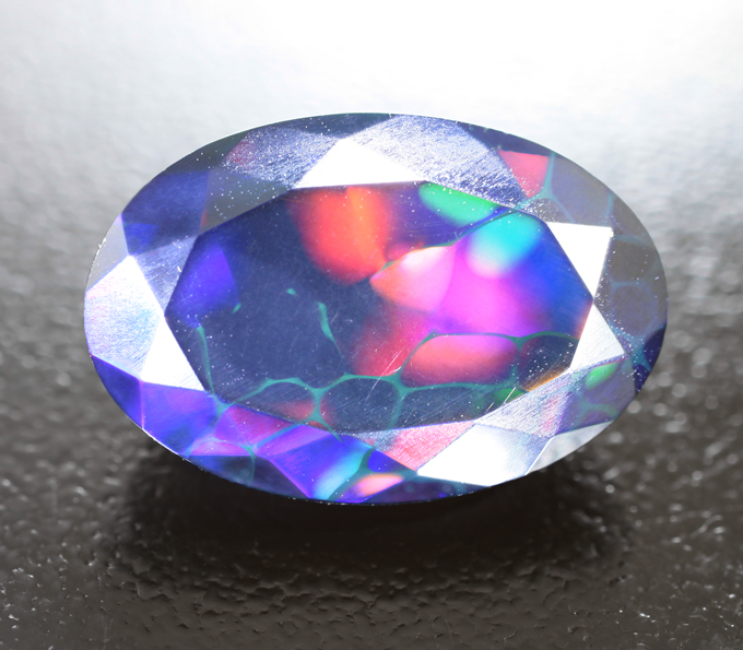 Ограненный черный опал 6,68 карата