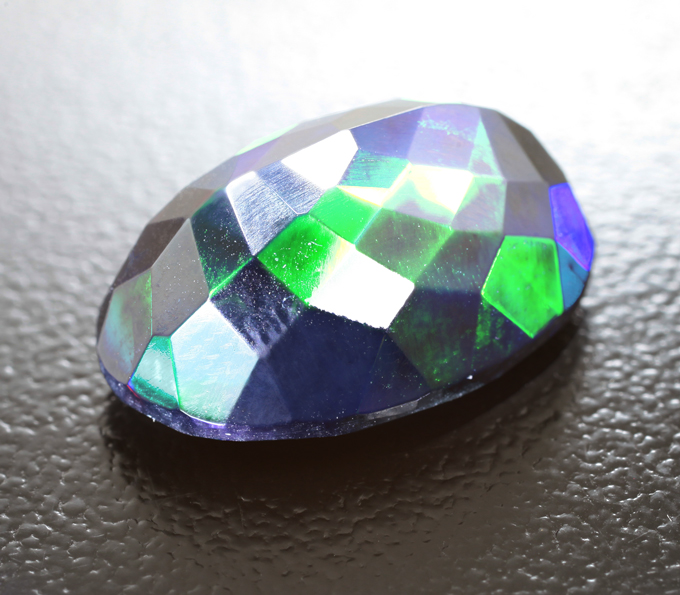 Ограненный черный опал 6,68 карата