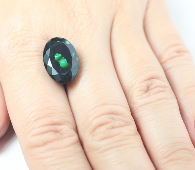 Ограненный черный опал 6,68 карата