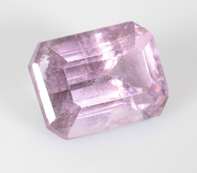 Фиолетовая шпинель со сменой цвета 2,9 карата