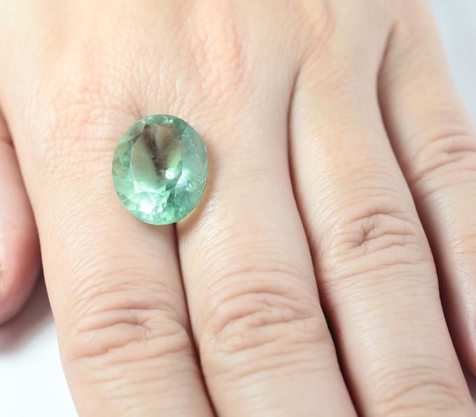 Зеленый "неоновый" флюорит 16,83 карата