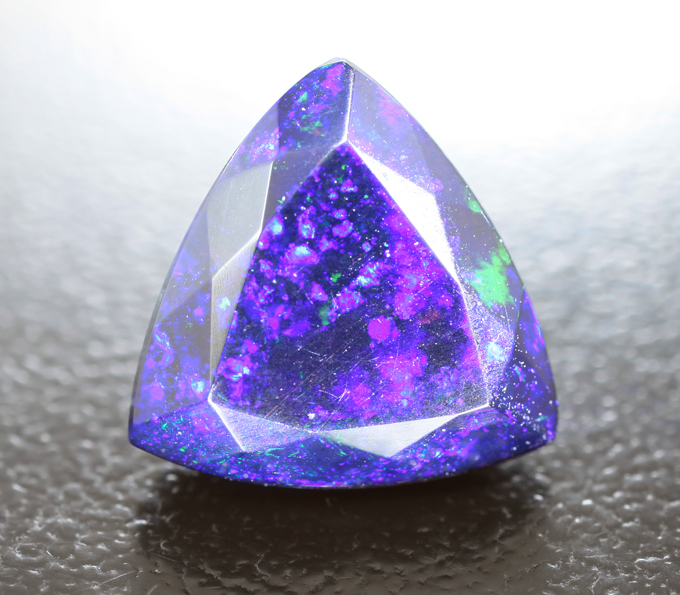 Ограненный черный опал 3,04 карата