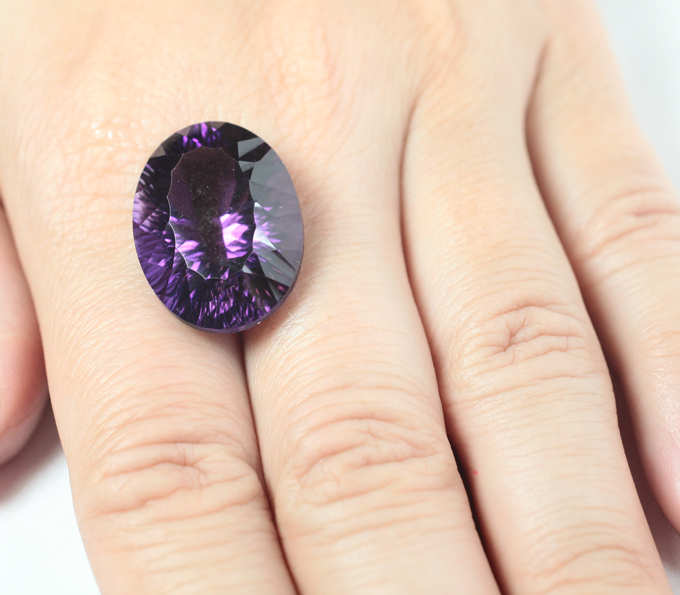 Чистейший крупный уругвайский аметист лазерной огранки 27,02 карата