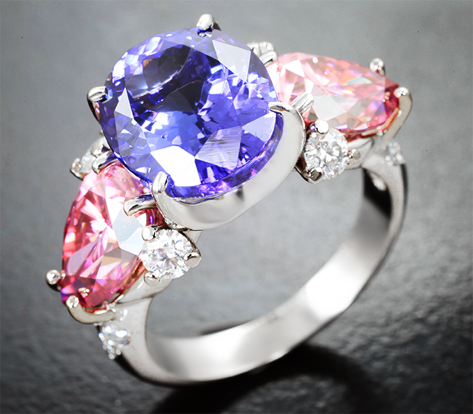 Золото Кольцо с топовым танзанитом 6,46 карата, розовыми 3,92 карата и бесцветными муассанитами 0,6 карата