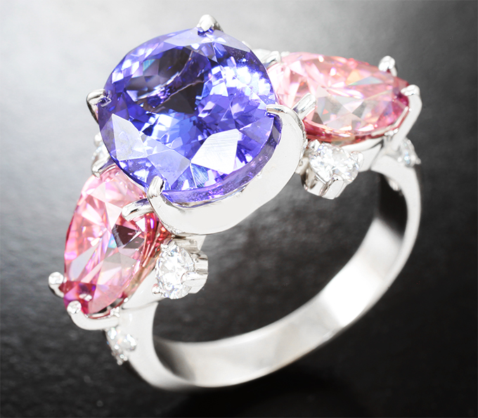 Кольцо с топовым танзанитом 6,46 карата, розовыми 3,92 карата и бесцветными муассанитами 0,6 карата