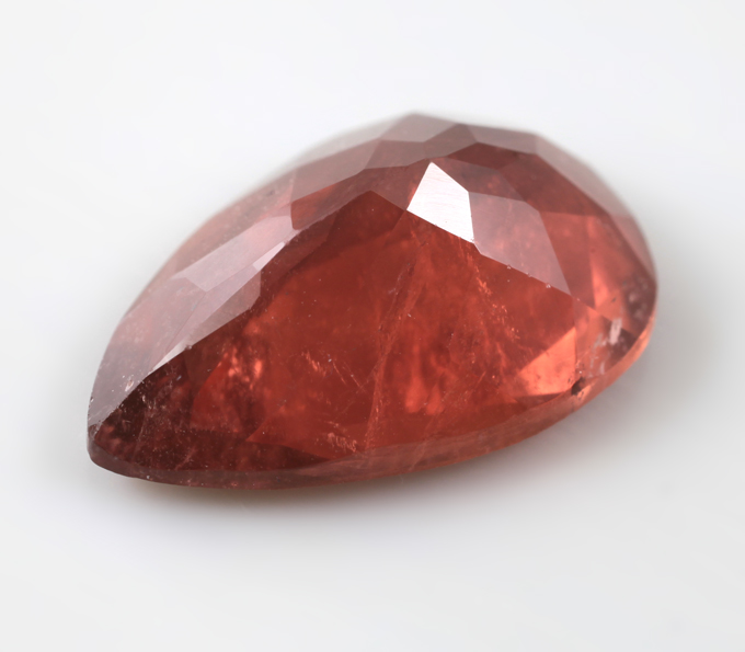 Крупный красно-оранжевый турмалин 6,17 карата