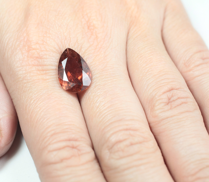 Крупный красно-оранжевый турмалин 6,17 карата
