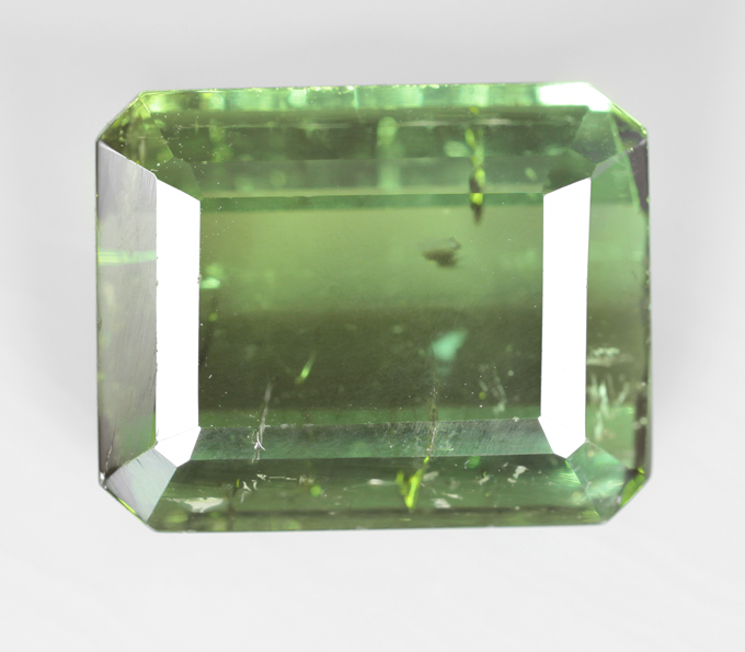 Крупный зеленый турмалин 7,51 карата