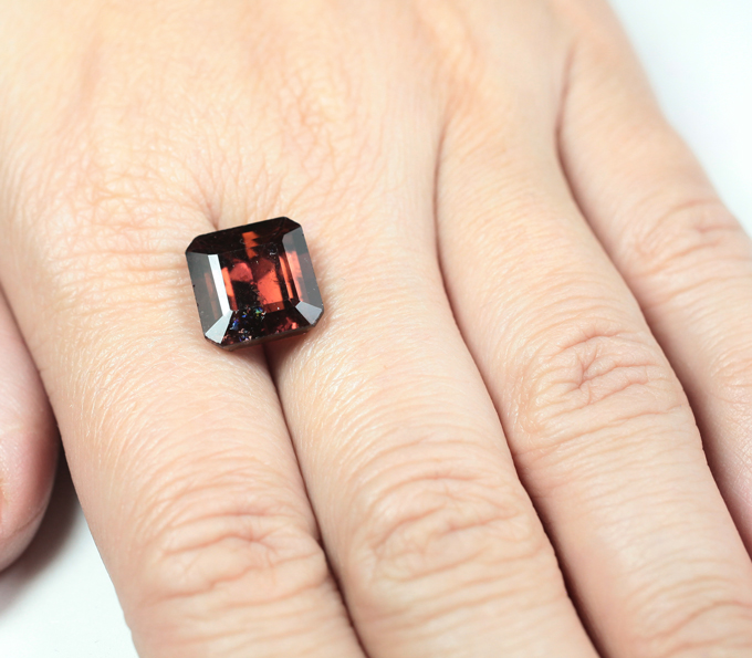 Крупный оранжевый турмалин 8,13 карата