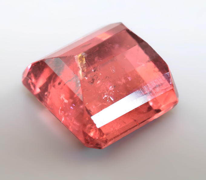 Яркий падпараджа турмалин 8,27 карата