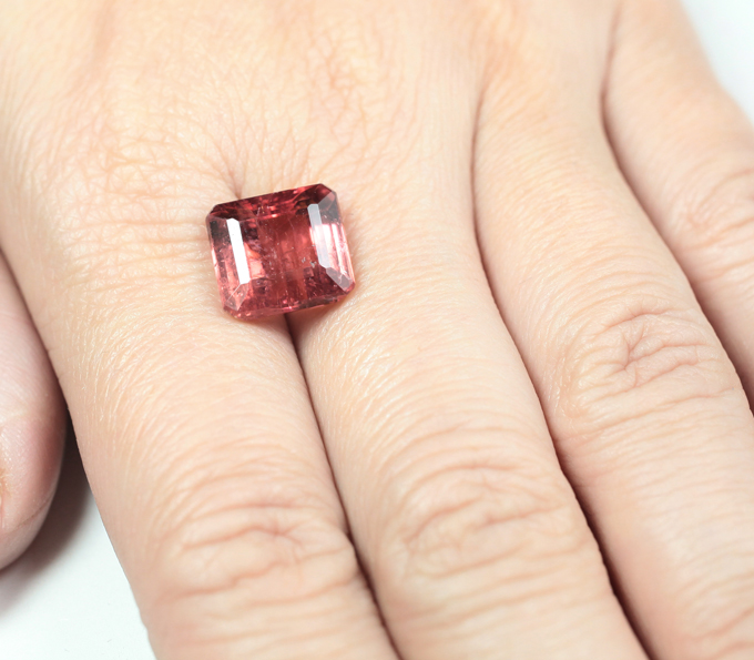 Яркий падпараджа турмалин 8,27 карата