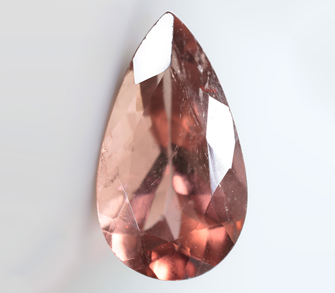 Крупный красновато-оранжевый турмалин 8,6 карата