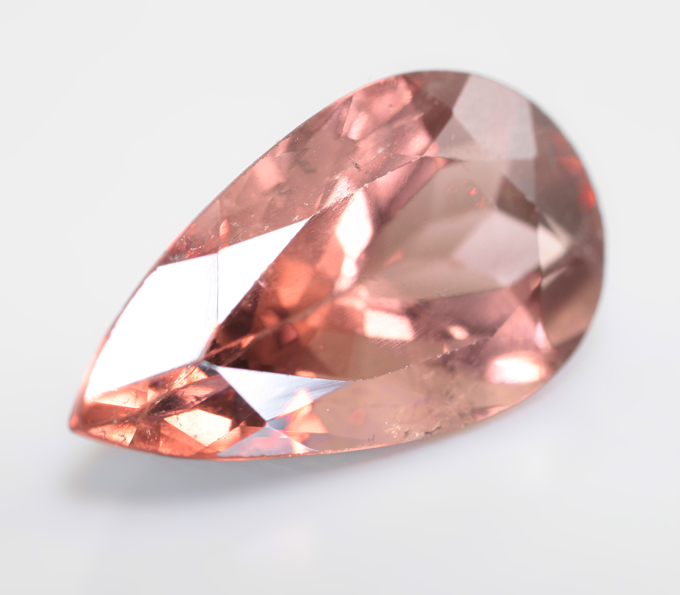 Крупный красновато-оранжевый турмалин 8,6 карата