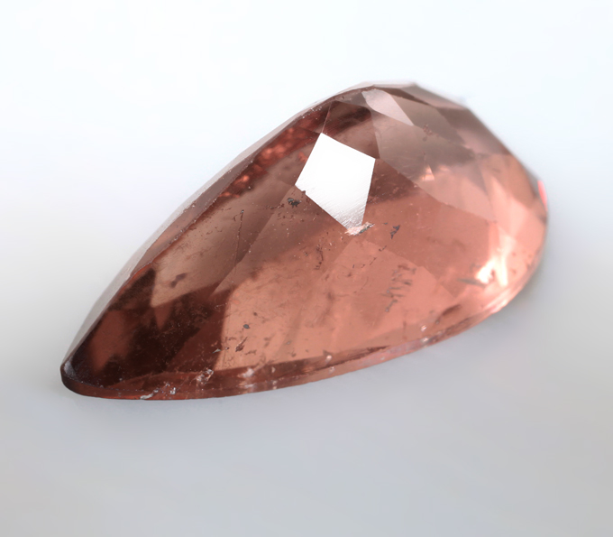 Крупный красновато-оранжевый турмалин 8,6 карата