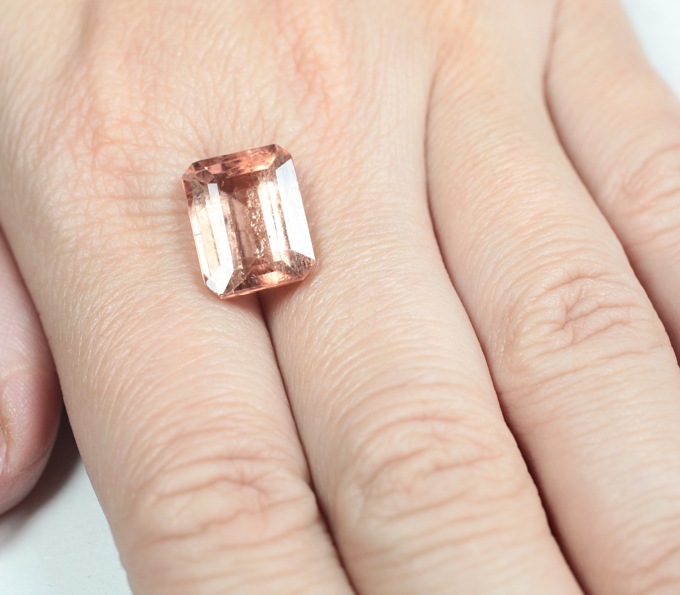 Крупный оранжевый турмалин 9,72 карата