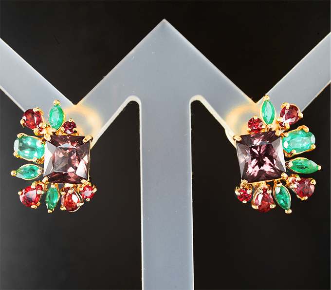 Золото Серьги с гранатами со сменой цвета 4,71 карата, уральскими изумрудами и сапфирами