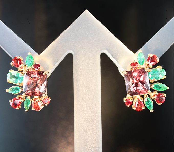 Серьги с гранатами со сменой цвета 4,71 карата, уральскими изумрудами и сапфирами