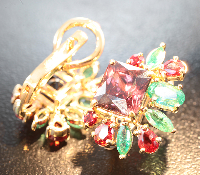 Серьги с гранатами со сменой цвета 4,71 карата, уральскими изумрудами и сапфирами
