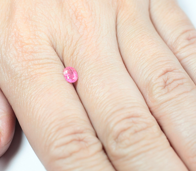 Неоново-розовая шпинель 0,49 карата