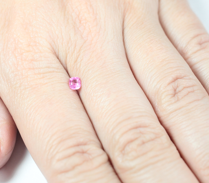 "Неоновая" пурпурно-розовая шпинель 0,3 карата