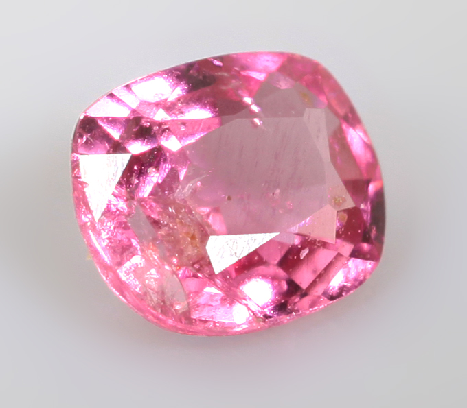 Пурпурно-розовая "неоновая" шпинель 0,19 карата