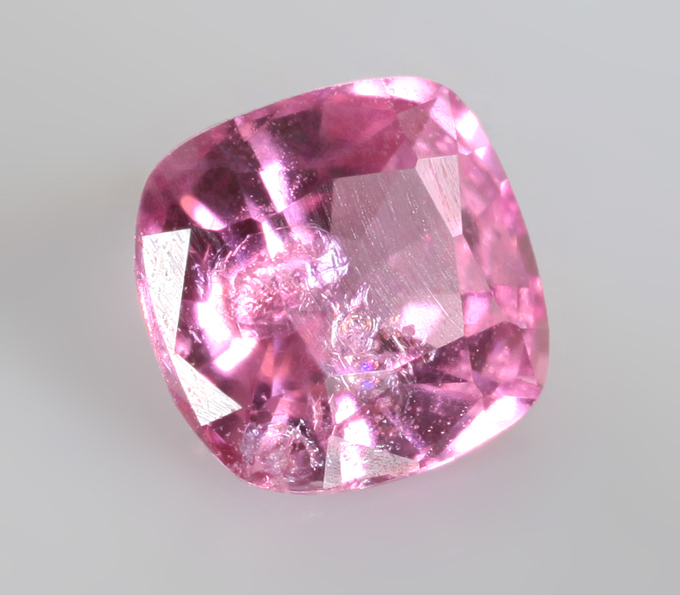 "Неоновая" пурпурная шпинель 0,54 карата