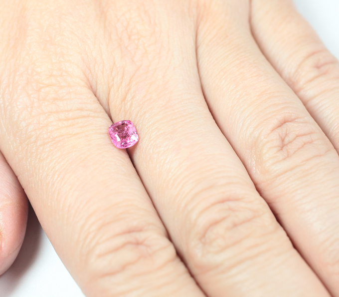 Неоново-розовая шпинель 0,78 карата