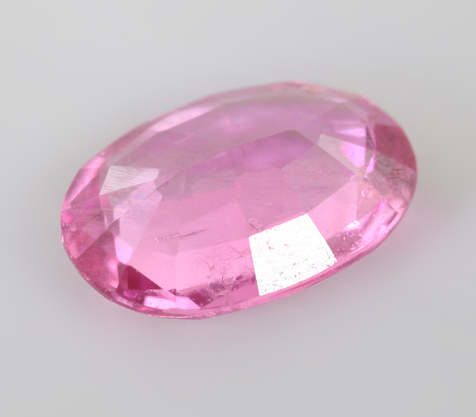 "Неоновая" пурпурно-розовая шпинель 0,61 карата