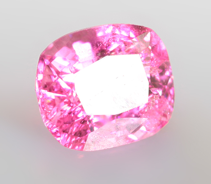 "Неоновая" пурпурно-розовая шпинель 0,43 карата