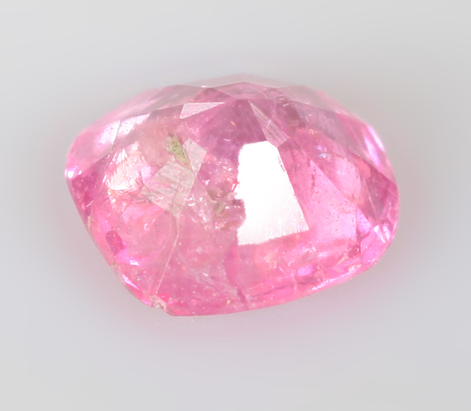Неоново-розовая шпинель 0,24 карата